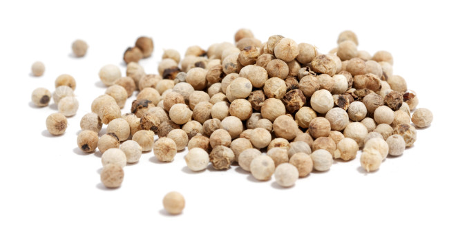 A pile of white pepper corns